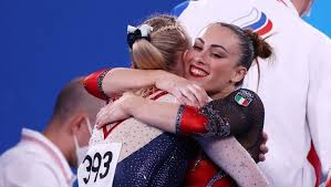 Vanessa ferrari con il suo 14.166 è al comando della classifica provvisoria del corpo libero, davanti alla stella americana simone biles (14.133), staccata di appena 33 millesimi. U2xkb Fv9dpmm