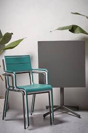 La Chaise Allegian Est Empilable Vous Pouvez Donc En Avoir Autant Que Vous Le Voulez Tout En O Mobilier De Salon Table Et Chaises De Jardin Decoration Maison