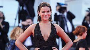 Bruna marquezine já mostrou diversas vezes que não tem medo de arriscar quando o assunto é moda. Who Is Bruna Marquezine Everything You Need To Know About Neymar S On And Off Girlfriend Goal Com
