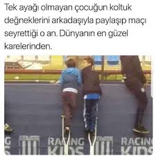 Tek Ayagi Olmayan Cocugun Koltuk Degneklerini Arkadasiyla Paylasip Maci Seyrettigi O An Dunyanin En Guz Ilham Verici Alintilar Ilham Veren Alintilar Alintilar