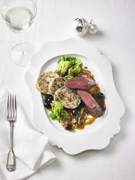Rehfilet In Vanille Blume Und Blaubeersauce Mit Pfifferlingsknodeln Von Ingrid R Chefkoch Rehfilet Lebensmittel Essen Festliches Essen