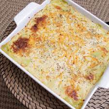 دجاج مع السبانخ بالبشاميل المقادير لسان عصفور مسلوق بماي وملح وشوية زيت ٤ صدور دجاج مسلوقه ببهارات عدله وبس تستوي نسحبها سبانخ مثلجه