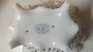 Este un bibelou de portelan fabricat la cluj, poarta sigla firmei si reprezinta 2 porumbei. Cos Flori Portelan Hand Made Ofera Ro