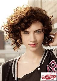 Frisuren Bilder: Kinnlanger Bob hinters Ohr geklemmt