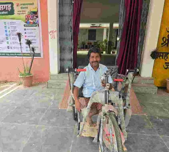 24 घंटे में मिली ट्राइसाइकिल, मुख्यमंत्री विष्णुदेव साय की संवेदनशील पहल से दिव्यांग गणेश राम यादव के जीवन को मिली नई रफ्तार – UJJWAL PRABHAT | CHATTISGARH