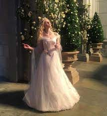 Ela Foi Rejeitada Por Sua Familia Pois Eles Preferiam A Esperanca A H Misteriosu Sleeping Beauty Wedding Dress Disney Wedding Dresses Sleeping Beauty Wedding