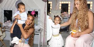 Superstar singer, beyonce has shared the first photo of her twins, after she welcomed them in july with husband jay z. Beyonce Shares New Photos Of Twins Rumi And Sir For Birthday