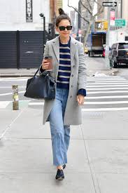 The story of katie holmes and tom cruise is a tale of romance, intrigue, rumor and scandal—in a league of its own, really—which is saying a lot when it comes to the lives of celebrities. Katie Holmes Verpasst Ihrer Mom Jeans Ein Stadttaugliches Upgrade Vogue Germany