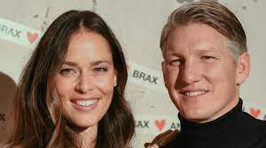 Auf facebook bekennt sich schweini jetzt aber zu einer nicht gerade unbekannten blondine. Bastian Schweinsteiger Ana Ivanovic Wie Der Krieg Die Tennis Queen Pragte