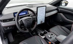 Un design cu forme exceptionale, tehnologii de ultima generatie si o autonomie. Ford Mustang Mach E Spatstarter Mit Starker Performance Electrified