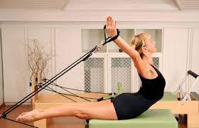 L'exercice de la methode pilate est un sport d'exercice de gym inspire du yoga douce très accessible, surtout pour les femmes enceintes ou les gens qui on le mal de dos. Pilates Origine Principe Bienfaits Sante Magazine