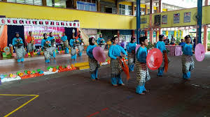 Mengumumkan ketibaan encik jumat bin jaafar, yang dipertua persatuan ibubapa dan guru, diiringi barisan penolong kanan. Coretan Cikgu Mimi Teks Pengacara Hari Anugerah Cemerlang Akademik
