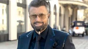 Haine, imbracaminte, tricouri, camasi, boxeri, bluze, chiloti, maiouri, lenjerie, rochii, pantaloni, jachete, accesorii, barbati. Cine Este TatÄƒl Lui CÄƒtÄƒlin Botezatu È™i De Ce Nu Il ViziteazÄƒ Designerul Ce RelaÈ›ie Au Cei Doi De Fapt