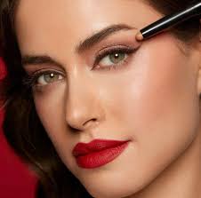 Wil jij sprankelende ogen binnen handbereik? ✨👀 No worry worries, we've  got you! Met onze 𝐄𝐚𝐬𝐲𝐬𝐭𝐚𝐲 Eyeshadow sticks kan je heel gemakkelijk  een mooie ooglook creëren. Kenmerken : ✨ Super lang houdend