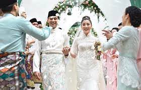 However it's not okay to make racist. 11 Foto Perkahwinan Sm Faliq Nasimuddin Bersama Chryseis Tan Anak Jutawan Malaysia