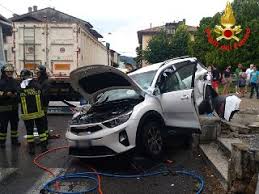 Per motivi da chiarire, si sono scontrati un furgone e una. Nave Scontro Camion Auto In Gravi Condizioni Madre E Figlio Elivebrescia Tv