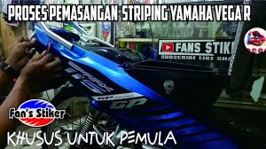 Pola decal striping motor format corel x4 dengan presisi 1:1 yang bisa anda isi berbagai kreasi dan imspirasi desain baik untuk kebutuhan usaha decal striping motor maupun keperluan pribadi. Cara Pasang Striping Motor Vega R Tutorial Khusus Pemula 80 Anti Gagal Youtube