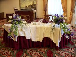 El centro de mesa debe ser proporcional al tamaño de la mesa. Arreglos Florales Para Bodas Annafiori Diseno Y Decoracion De Eventos