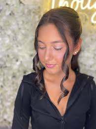 Nicole Dinihanian ; Hairstylist