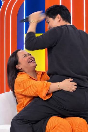 VERNA, SOBRANG INGGIT NA INGGIT AKO SAYO ALAM MO BA!? Sana ako nalang yung  ni-lap dance ni Alden Richards. 😭🤤 I have feeling na hindi choossy si  Tisoy kita naman sa ginawa