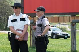 Après des mois sans que l'enquête sur la mort de sa fille ait avancé, mildred hayes prend les choses en main, affichant un message controversé visant le très respecté chef de la police sur trois grands panneaux à l'entrée de leur ville. 3 Billboards Les Panneaux De La Vengeance Critique Uppercut
