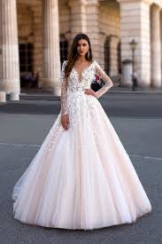 « depuis 2009, j'accompagne avec passion et bonne humeur mes futures mariées dans la quête de la robe idéale. Robe De Mariee Princesse Oksana Mukha Paris