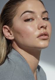 Madelyn cline also takes a lot of water during the day to keep herself healthy and hydrated. Madelyn Cline Highlights Brown Hair Makeup Looks Beauty Photoshoot
