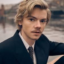 🖼️| Anya Taylor-Joy and Thomas Brodie-Sangster photographed for 'The  Queen's Gambit' (2020).