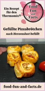 Gefullte Pizzabrotchen Eine Leckere Variation Zu Normaler Pizza Sie Sind Klein Und Handlich Schmecken Auch Kal Rezepte Thermomix Rezepte Lebensmittel Essen