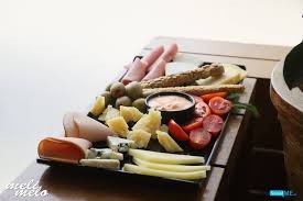 Kaseri Zampon Kotosoyblaki Me Mpeikon Mazi Me Thn Sauce Toy Meli Melo Gia Na Synodeyseis To Krasi H To Poto Soy Food Cheese Board Cafe Bar