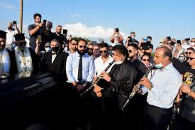 Η οικογένειά του, συγγενείς, φίλοι και άνθρωποι που τον γνώριζαν μέσα από το μουσικό του έργο, ήταν όλοι εκεί, για το ύστατο «χαίρε» στον πρωτομάστορα του ρουμελιωτικου δημοτικού τραγουδιού. Fj3pvzhhhhnjcm