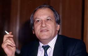 Image of Generale Vernon Walters nella corte dell'Elisee dopo intervista  con il