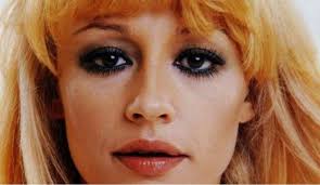 Raffaella maria roberta pelloni (bolonia, 18 de junio de 1943), conocida por su nombre artístico raffaella carrà o la carrà raffaˈɛlla karˈra, es una cantante, compositora, bailarina, coreógrafa, presentadora de televisión y actriz italiana.ha presentado diversos programas, la mayor parte en la cadena italiana rai y en la española tve, y ha realizado especiales en argentina, chile. Q5lzr0mztzo9pm