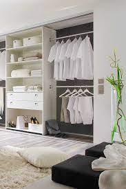 Bei diesem thema gibt es leider keine one fits all lösung. Eine Kleiderstange Fur Den Schrank Offene Schranke Begehbare Kleiderschranke Und Ankleidezimmer Aluminium Sc Offenes Regal Kleiderstange Ankleide Zimmer