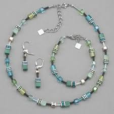 Poznáte jej na první pohled díky grafické důslednosti a avantgardním vzorům. Coeur De Lion Cat S Eye Polaris Glass And Crystal Set Diamond Jewelry Gifts Pear Shaped Diamond Necklace Semi Precious Necklace