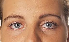 Wählen sie töne aus, die ihnen am besten gefallen. Augen Schminken Lidschatten Auftragen Schminken Anleitung Tipps Motive Vorlagen