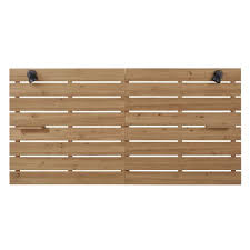 Les deux côtés de cette tête de lit grande largeur en bois marron foncé sont incurvés et procurent un effet légèrement englobant et cocooning. Tete De Lit 160 En Sapin Massif Et Appliques En Metal Harvey Maisons Du Monde