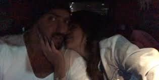 Abo shanab ملازم أول عصمت أبو شنب (ياسمين عبدالعزيز) ضابطة شرطة تعمل في إحدى الوظائف اﻹدارية، وتحاول بشتى الطرق السعي للعمل في مهمات صعبة، وتأتي لها الفرصة سانحة بعد زيارة موظفة نافذة مختصة بحقوق المرأة لمكان عملها، وتلتحق للعمل مع الرائد. Ø¨ÙˆØ³ÙŠ Ø´Ù„Ø¨ÙŠ ÙˆÙŠØ§Ø³Ù…ÙŠÙ† Ø¹Ø¨Ø¯Ø§Ù„Ø¹Ø²ÙŠØ² Ø³Ø¨Ø¨ Ø§Ù„Ø­Ø±Ø¨ Ø§Ù„Ø¨Ø§Ø±Ø¯Ø© Ø¨ÙŠÙ† Ø§Ù„Ø·Ø±ÙÙŠÙ† ÙÙ† ÙˆØ«Ù‚Ø§ÙØ© Ø§Ù„ÙˆØ·Ù†