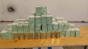 Un convoi ukrainien chargé de millions d'euros et d'or, intercepté par la  Hongrie Entre Budapest et Kiev, la tension franchit un nouveau cap.  L'interception en Hongrie de deux fourgons blindés ukrainiens transportant