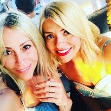 Her birthday, what she did before fame, her family life, fun trivia facts, popularity rankings, and more. Holly Willoughby Instagram This Morning Babe Blows In Deep Holiday Dress Newsbeezer