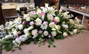 Proflowers offers casket sprays and casket flowers for funerals and memorial services throughout the country. White And Pink Casket Spray Sympathyflowers Floraltribute F30 Casket Sprays Funeral Flower Arrangements Casket Flowers