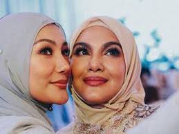 Erra fazira was born on february 9, 1974 in sungai choh, rawang, selangor, malaysia as fazira wan chek. Umie Aida Erra Fazira Tampil Bersemuka