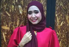 Fatimah az zahra bukan hanya dikenal sebagai putri nabi muhammad saw., ia juga dikenal sebagai perempuan yang mulia dan patut untuk dicontoh oleh setiap muslimah. Azzahra Ahmad Hanya Buka Tudung Ketika Bertugas Di Awan Biru