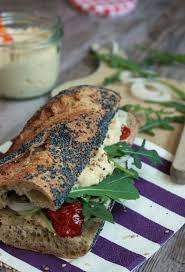 Sandwich Baguette Au Houmous Tomates Sechees Et Roquette Recettes De Cuisine Sandwich Vegetarien Houmous