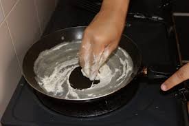Setelah itu ambil 75 ml adonan, tuang ke dalam wajan dadar berdiameter 20 cm, yang sudah panas dan diolesi minyak, ratakan. Step By Step Membuat Kulit Popia Basah Sos Secara Homemade Hasilnya Sebijik Macam Beli Di Pasar Malam