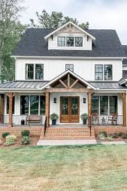 No Matter What Type Of Farmhouse Porch You Are Looking For There Are Options Available Homeowners Who Are Design Exterieur De La Maison Facade Maison Maison