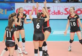 A equipe vinha embalada por vitórias contundentes sobre sérvia e bélgica, mas não foi páreo para a china, perdendo o equilibrado duelo, disputado em alto nível, por 3 sets a 2, com. Confira As Musas Das Quadras No Mundial De Volei