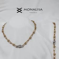 Colliers en or superposés