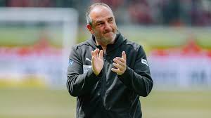 Frank Schmidt im Doppelpass: Bundesliga-Start und Trainerwechsel im Fokus