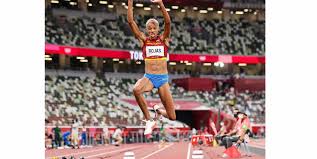 Hay especialistas que le atribuyen sus raíces a la antigua grecia debido a que en esas épocas se celebraba un evento deportivo en el que se realizaba dos o tres saltos de longitud continuas. Wzudbu8mon Whm